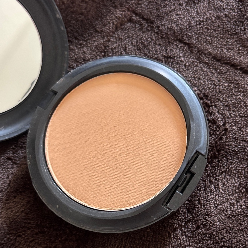 MAC Cosmetics Studio Fix Powder Plus Foundation - Black Packaging - Picture 6 of 7